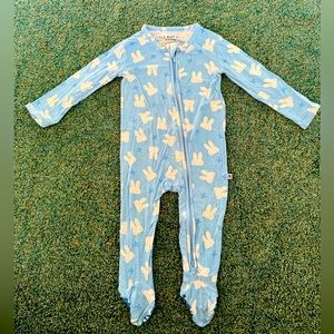 Little Bum Bums (Bums and Roses) Blue Bunny Size
12-18 months one piece pajama
